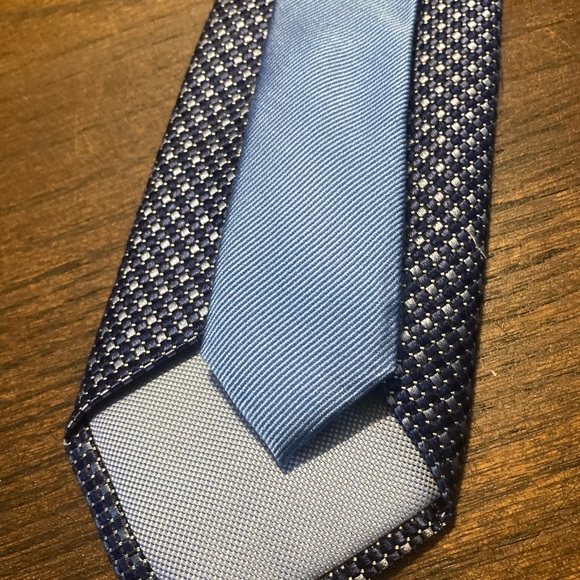 Tommy Hilfiger tie. 100% silk. Navy and light blue. - Picture 2 of 4